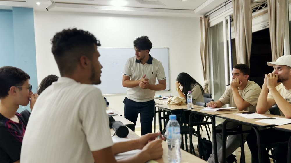Cours en groupe : le formateur interagit avec les apprenants