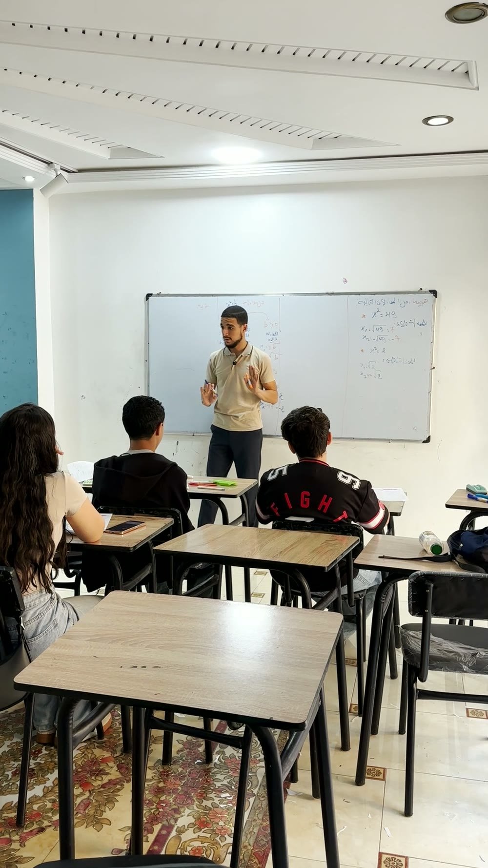 Cours de langue en groupe, apprenants attentifs